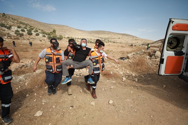 Foto - İşgalciler namaz kılan Müslümanlara saldırdı!