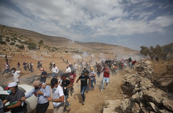 İşgalciler namaz kılan Müslümanlara saldırdı!