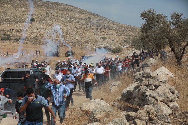 Foto - İşgalciler namaz kılan Müslümanlara saldırdı!