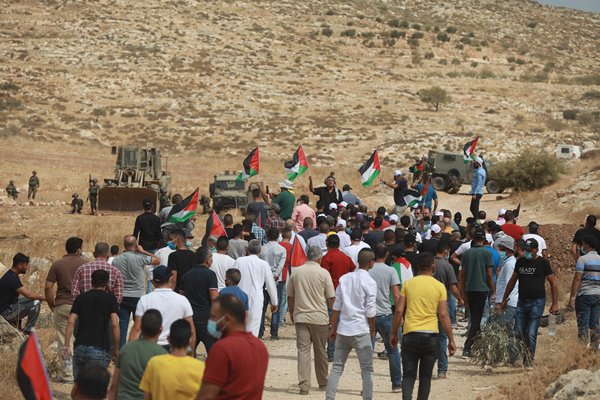 Foto - İşgalciler namaz kılan Müslümanlara saldırdı!