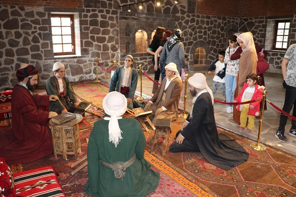 Foto - İshak Paşa Sarayı'nı gezip moral buldular