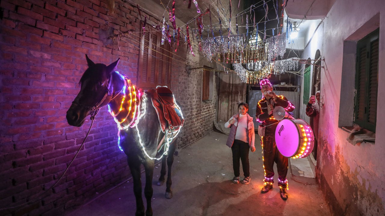 Işıklı Ramazan davulcusu: Sahurda atıyla sokak sokak geziyor