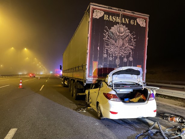 Foto - Işıksız uyarısız tırlar can almaya devam ediyor! Bir araç ok gibi saplandı