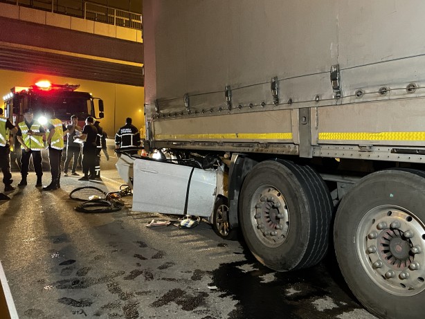 Foto - Işıksız uyarısız tırlar can almaya devam ediyor! Bir araç ok gibi saplandı