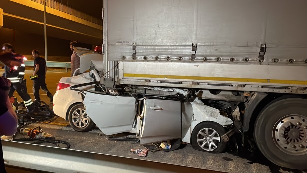 Foto - Işıksız uyarısız tırlar can almaya devam ediyor! Bir araç ok gibi saplandı