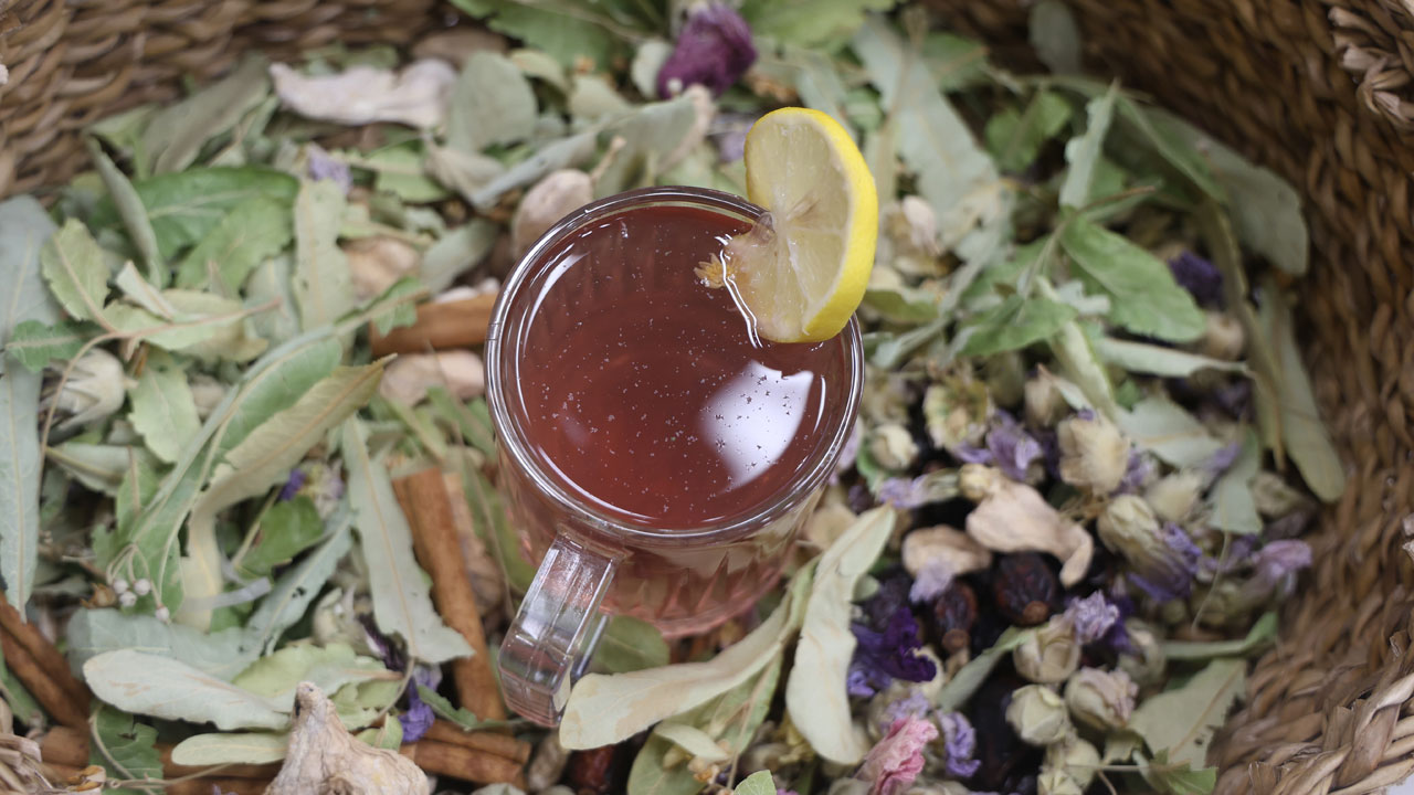 İşin uzmanından altın tavsiye! Kış boyunca hasta olmamak için bu çayı mutlaka hazırlayın