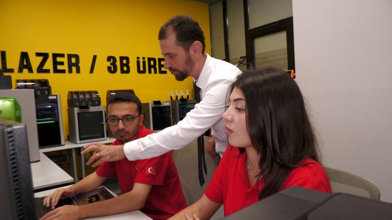 Foto - İşitme engelli sürücüler için yapay zeka destekli cihaz yaptılar! Recep Tayyip Erdoğan Üniversitesi öğrencileri birinci oldu