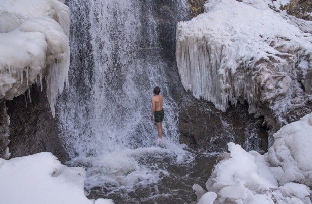 Foto - İskandinav ülkelerinde gördü, buzlu suya girdi