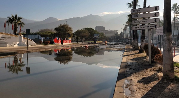 Foto - İskenderun Sahili'nde su çekiliyor