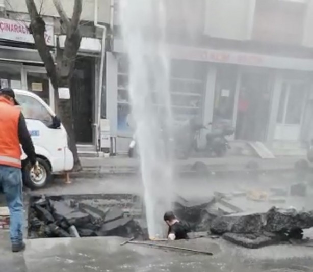 Foto - İSKİ çalışmaları sırasında patlayan su borusu işçilere zor anlar yaşattı!