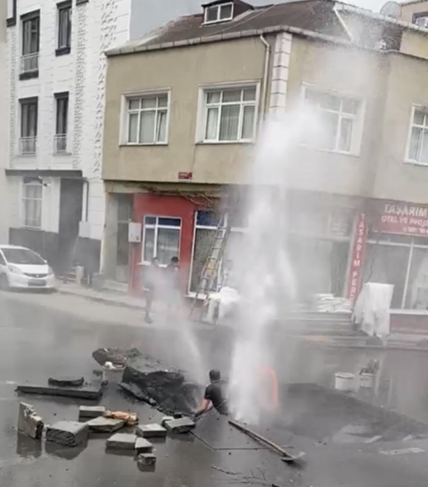 İSKİ çalışmaları sırasında patlayan su borusu işçilere zor anlar yaşattı!