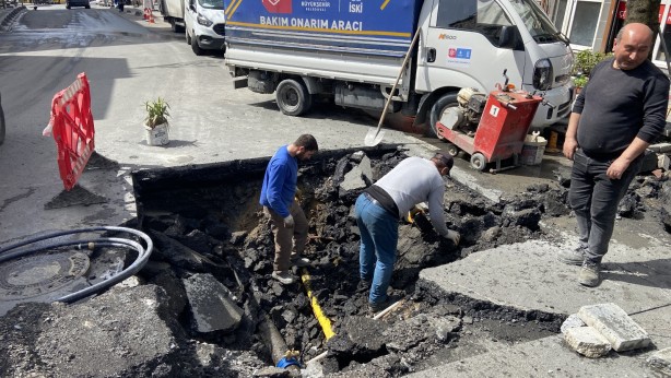 Foto - İSKİ çalışmaları sırasında patlayan su borusu işçilere zor anlar yaşattı!