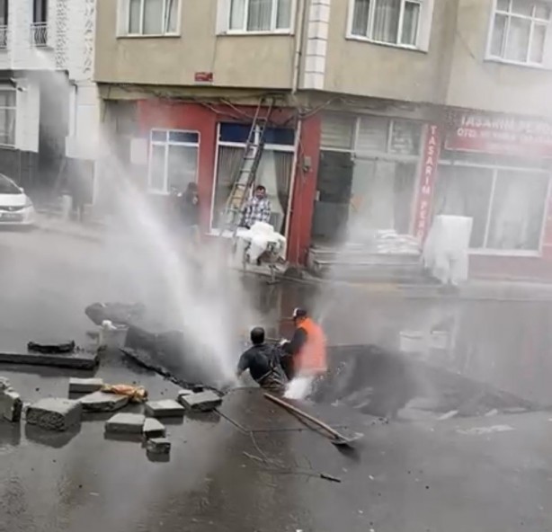 Foto - İSKİ çalışmaları sırasında patlayan su borusu işçilere zor anlar yaşattı!