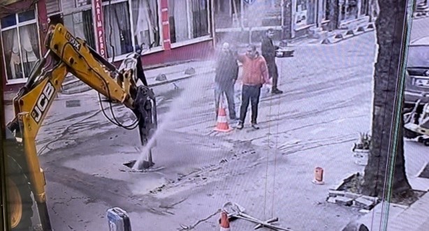 Foto - İSKİ çalışmaları sırasında patlayan su borusu işçilere zor anlar yaşattı!
