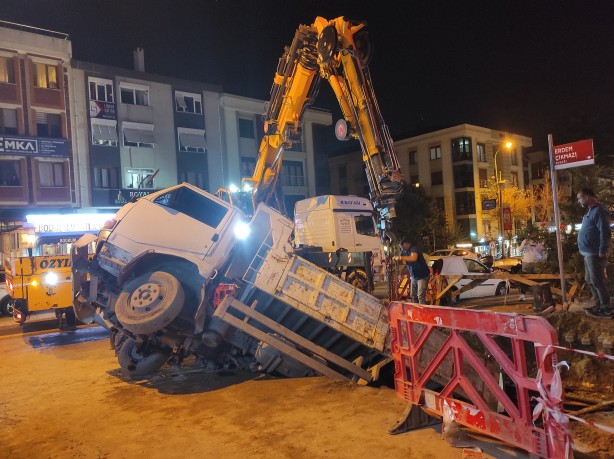 Foto - İSKİ çalışmasında kamyonet çukura düştü