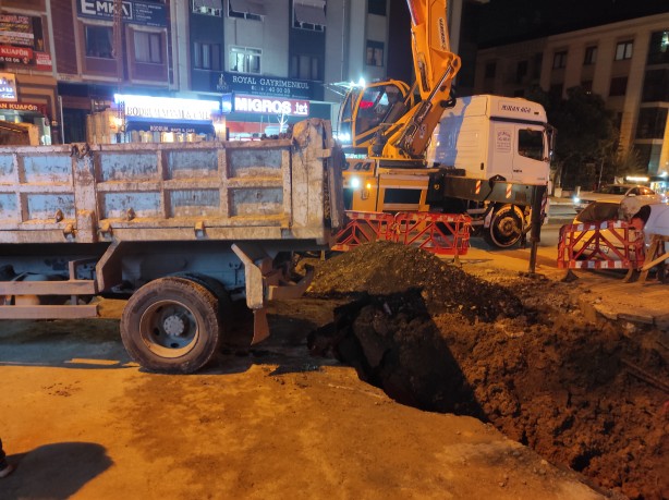 Foto - İSKİ çalışmasında kamyonet çukura düştü