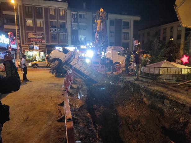 Foto - İSKİ çalışmasında kamyonet çukura düştü