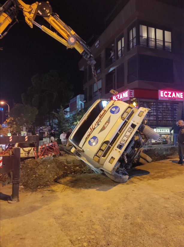 Foto - İSKİ çalışmasında kamyonet çukura düştü