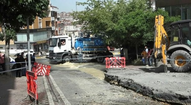 Foto - İSKİ yine boru patlattı: Esnaf isyan etti