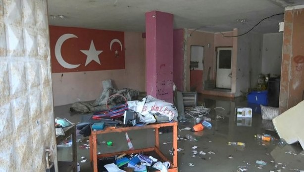 Foto - İSKİ yine boru patlattı: Esnaf isyan etti