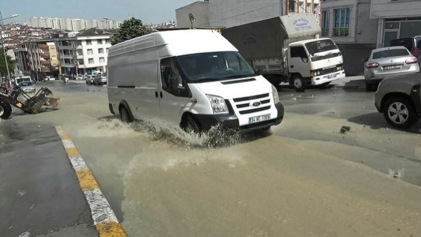 Foto - İSKİ yine boru patlattı: Esnaf isyan etti