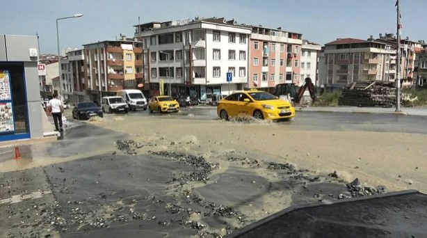 Foto - İSKİ yine boru patlattı: Esnaf isyan etti
