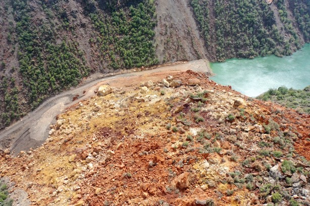 İslahiye'de depremin ardından meydana gelen heyelan vadide doğal gölet oluşturdu! Bakın ne...