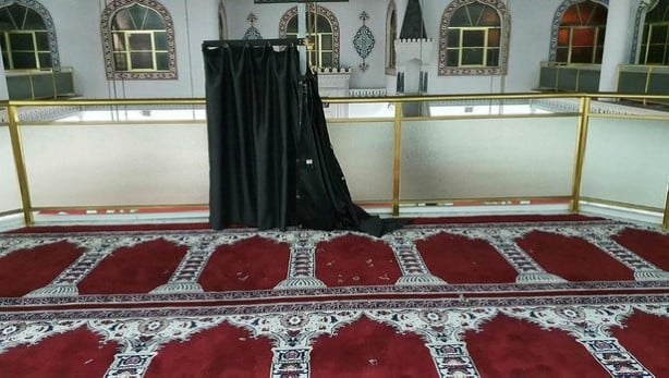 Foto - İslam düşmanları yine sahnede! Camiye alçak saldırı