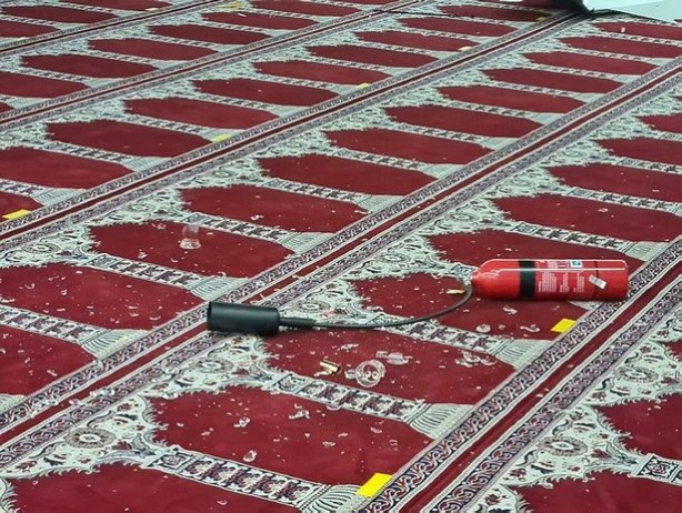 Foto - İslam düşmanları yine sahnede! Camiye alçak saldırı