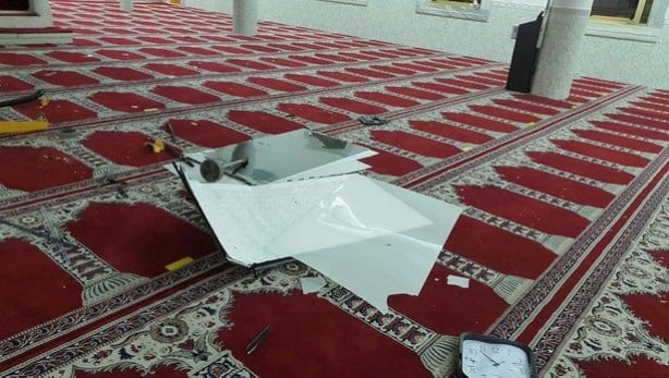 Foto - İslam düşmanları yine sahnede! Camiye alçak saldırı