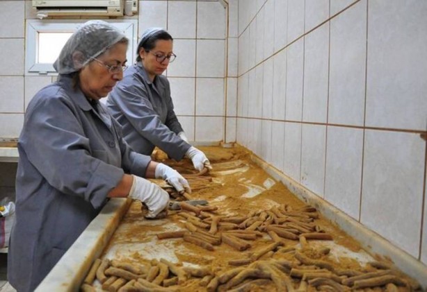 Foto - İşlendikten sonra tek tek kağıtlara sarılıyor! Tonlarcasını ücretsiz dağıtacaklar! Sadece 15 kişi hazırlıyor