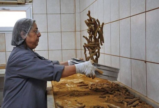 Foto - İşlendikten sonra tek tek kağıtlara sarılıyor! Tonlarcasını ücretsiz dağıtacaklar! Sadece 15 kişi hazırlıyor