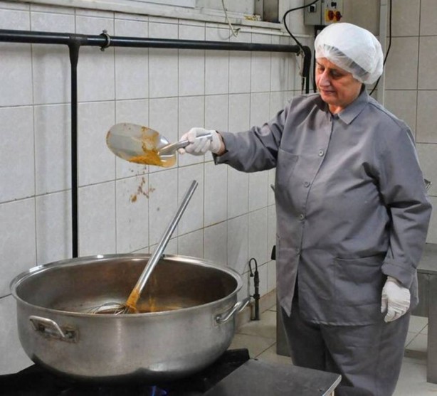 Foto - İşlendikten sonra tek tek kağıtlara sarılıyor! Tonlarcasını ücretsiz dağıtacaklar! Sadece 15 kişi hazırlıyor