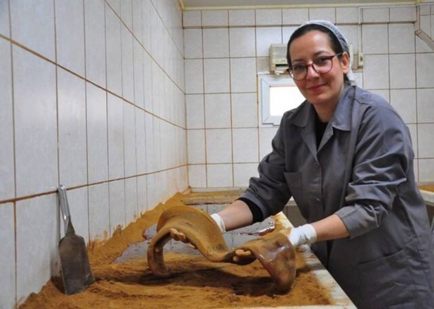 Foto - İşlendikten sonra tek tek kağıtlara sarılıyor! Tonlarcasını ücretsiz dağıtacaklar! Sadece 15 kişi hazırlıyor