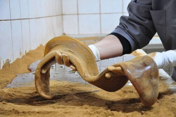 İşlendikten sonra tek tek kağıtlara sarılıyor! Tonlarcasını ücretsiz dağıtacaklar! Sadece 15 kişi hazırlıyor