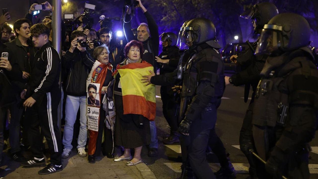Foto - İspanya'da polisle göstericiler çatıştı! Tren faciası sonrası Madrid karıştı