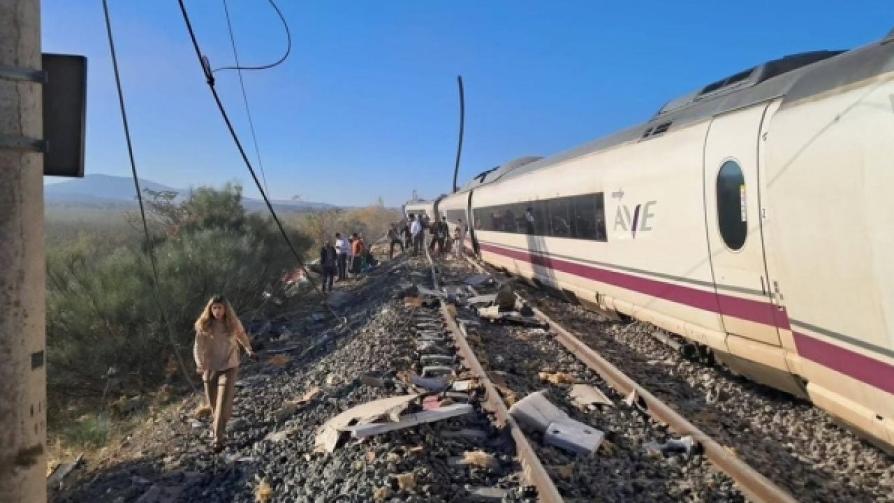 Foto - İspanya'daki kazanın bilançosu ağırlaşıyor: Hızlı tren faciasında ölü sayısı 64'e çıktı