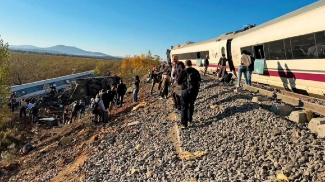 Foto - İspanya'daki kazanın bilançosu ağırlaşıyor: Hızlı tren faciasında ölü sayısı 64'e çıktı