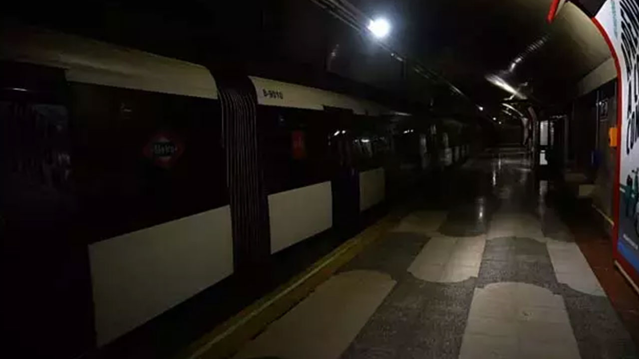 Foto - İspanya'dan sonra bir ülke daha karanlığa gömüldü! Trafik lambaları çalışmıyor tam anlamıyla felaket