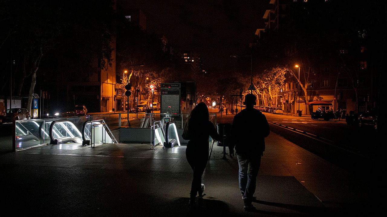 Foto - İspanya'dan sonra bir ülke daha karanlığa gömüldü! Trafik lambaları çalışmıyor tam anlamıyla felaket