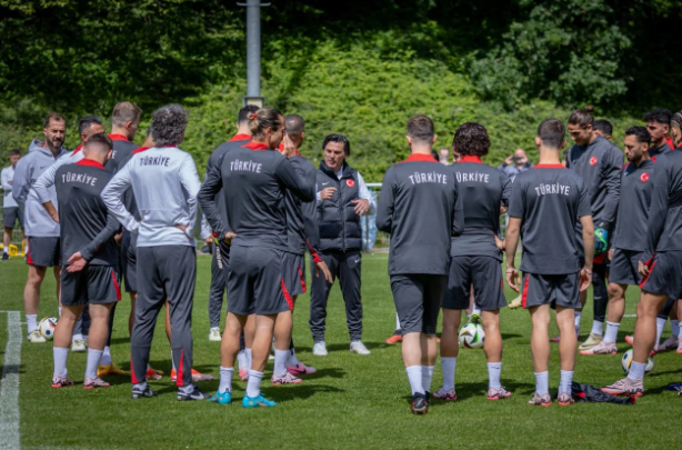 Foto - İspanyollar dünyaya duyurdu: Türkiye'nin kamp yaptığı tesisin üzerinde İHA'lar dolanıyor