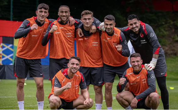 Foto - İspanyollar dünyaya duyurdu: Türkiye'nin kamp yaptığı tesisin üzerinde İHA'lar dolanıyor