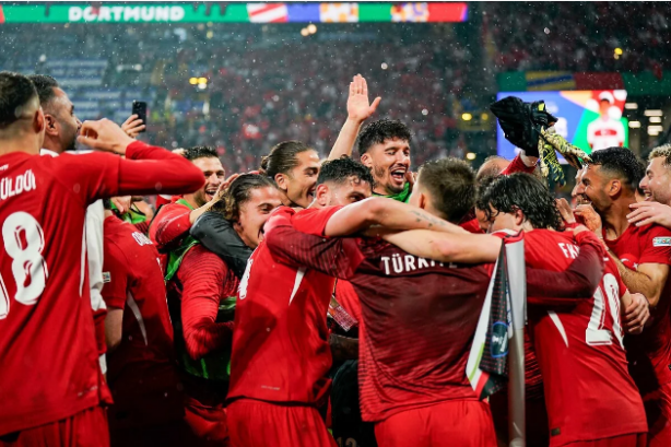 Foto - İspanyollar dünyaya duyurdu: Türkiye'nin kamp yaptığı tesisin üzerinde İHA'lar dolanıyor