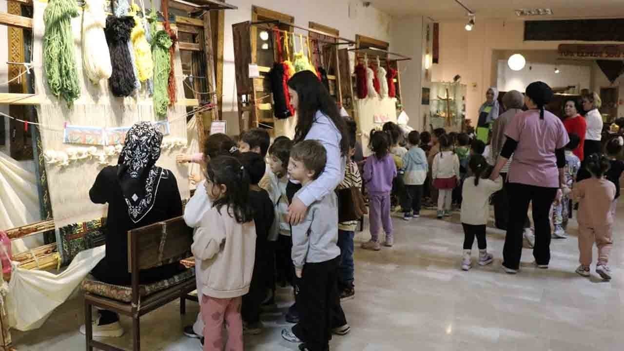 Foto - Isparta'da dev Türk bayrağı halısı: 5 binden fazla kişi ilmek attı