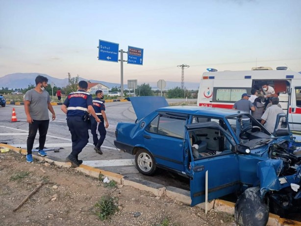 Foto - Isparta'da iki otomobil çarpıştı! Çok sayıda yaralı