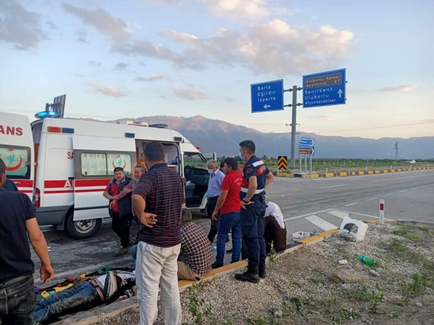 Isparta'da iki otomobil çarpıştı! Çok sayıda yaralı