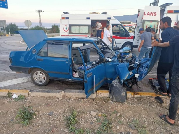 Foto - Isparta'da iki otomobil çarpıştı! Çok sayıda yaralı
