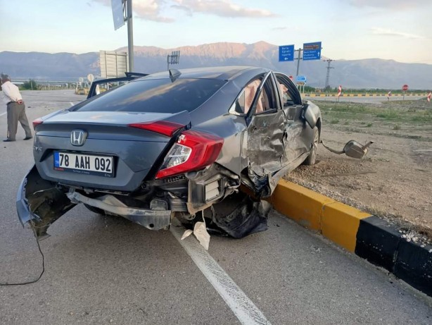 Foto - Isparta'da iki otomobil çarpıştı! Çok sayıda yaralı