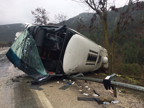 Foto - Isparta'da yolcu otobüsü devrildi: Çok sayıda yaralı var