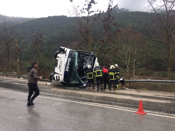 Isparta'da yolcu otobüsü devrildi: Çok sayıda yaralı var